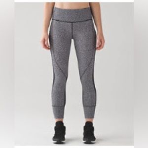 Lululemon HIT IT 7/8 TIGHT *25"
COLOUR: FROZEN FIZZ WHITE BLACK/BLACK
SIZE 8